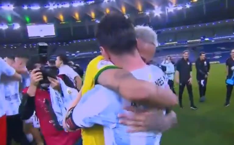 El abrazo entre los cracks al final del partido