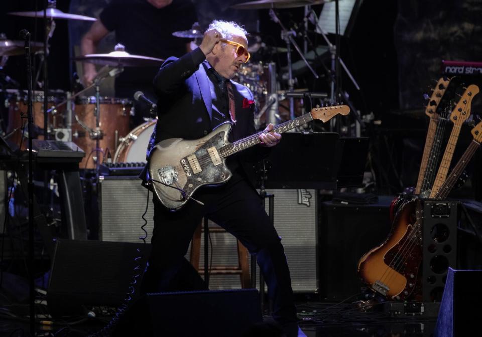 Elvis Costello se presenta en la gala previa a los Grammy 2023.