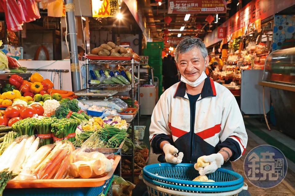 從媽媽手中接下「東東蔬菜店」的李秋東，把菜攤打理得像精品店。