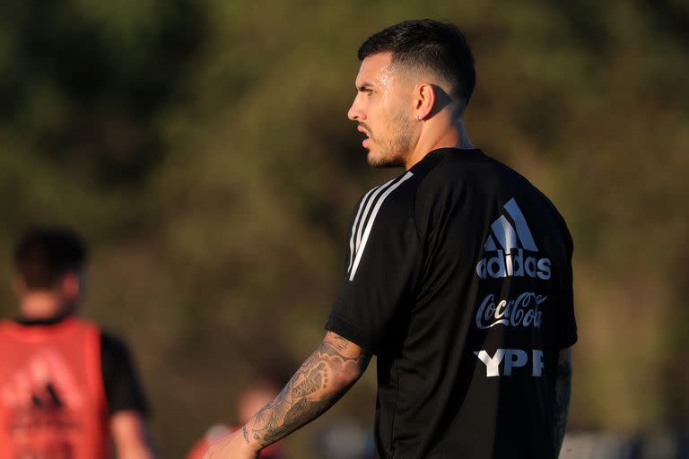 Leandro Paredes suele compartir el medio campo con Rodrigo de Paul. El tercer integrante de esa línea suele cambiar.