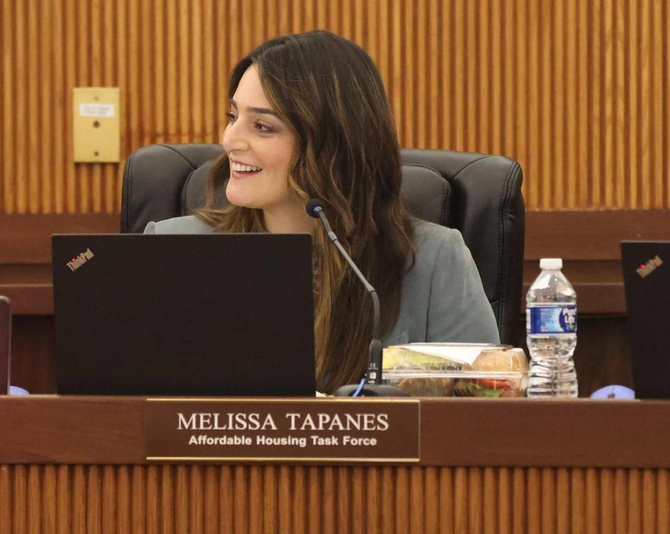 Melissa Tapanes, miembro del grupo de trabajo, sonríe después de ser nombrada como vicepresidenta del Comité de Vivienda Asequible en la ciudad de Hialeah, en el Ayuntamiento el lunes 29 de enero de 2024 en Hialeah, Florida.