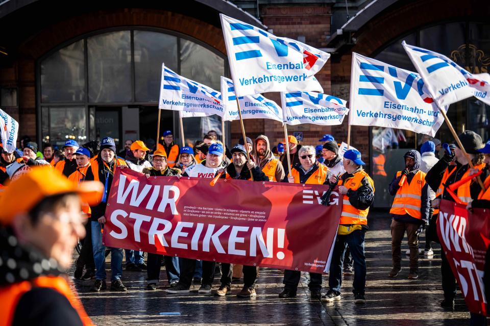 Bremen: Demonstranten der Eisenbahn- und Verkehrsgewerkschaft (EVG) stehen mit Plakaten vor dem Hauptbahnhof