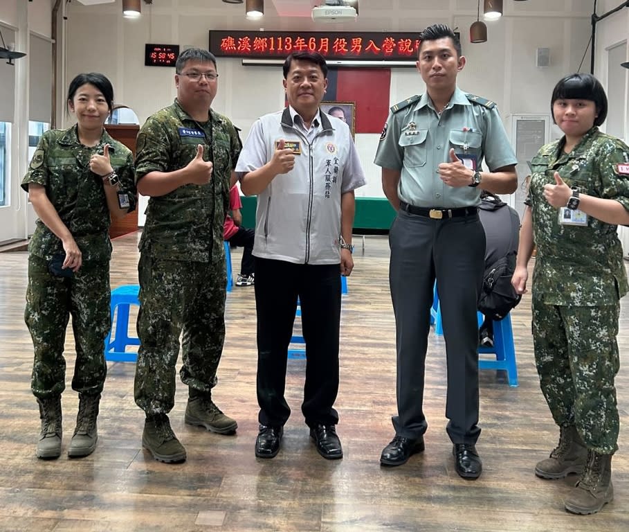 《圖說》宜蘭縣軍人服務站<a class="link " href="https://tw.news.yahoo.com/tag/尹華忠" data-i13n="sec:content-canvas;subsec:anchor_text;elm:context_link" data-ylk="slk:尹華忠;sec:content-canvas;subsec:anchor_text;elm:context_link;itc:0">尹華忠</a>與招募官合影。〈宜蘭軍服站提供〉