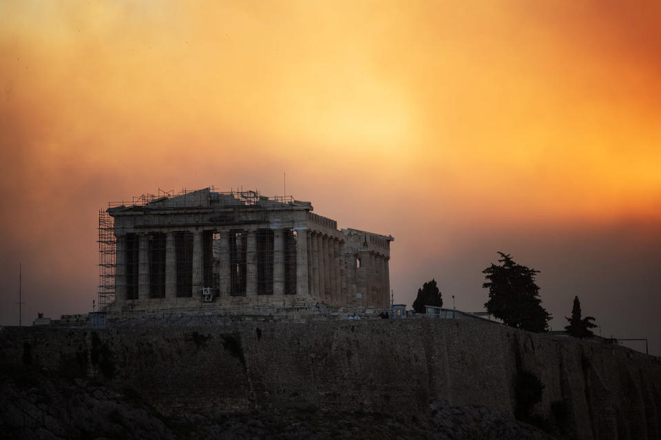 'Never seen a fire like this' Thousands flee as Athens battles major