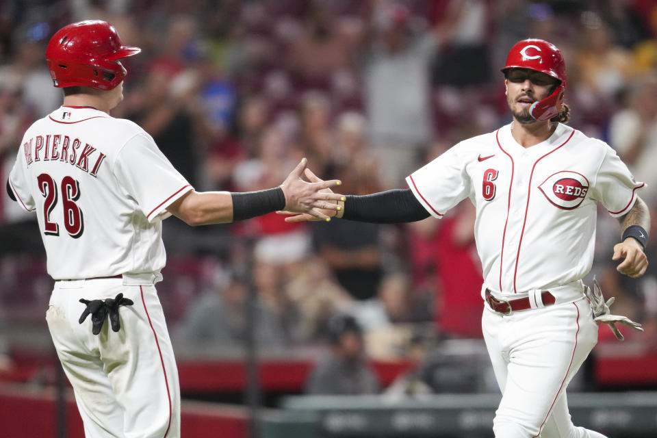 Michael Papierski, de los Rojos de Cincinnati, festeja con Jonathan India, durante el juego ante los Piratas de Pittsburgh, el jueves 7 de julio de 2022 (AP Foto/Jeff Dean)