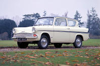 <p>Des quatre Anglia produites par Ford of Britain, celle introduite en 1959 était la plus caractéristique. Cela est dû principalement à sa forme, créée par <strong>Elmwood Engel </strong>(1917-1986), qui a fait sensation en dotant le nouveau modèle d'une <strong>lunette arrière inversée</strong>, bien que, pour des raisons pratiques, celle-ci n'ait été utilisée que pour la version <strong>berline </strong>et non pour le <strong>break</strong>.</p><p>Cette caractéristique n'a pas survécu à la voiture, mais son moteur l'a fait. Il s'agissait du premier membre de la famille <strong>Kent</strong>, mesurant initialement <strong>997 cm3 </strong>et dont les orifices d'admission et d'échappement se trouvaient du même côté. Des Kent beaucoup plus grandes, avec des culasses à flux croisés, allaient suivre, et le moteur allait également servir de base aux séries <strong>Lotus Twin Cam </strong>et <strong>Cosworth BD à </strong>arbre à cames en tête.</p>