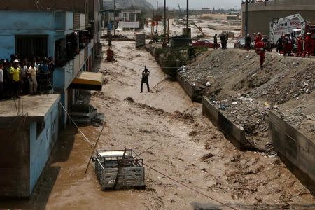 Un hombre es rescatado tras las inundaciones en el barrio de Huachipa en Lima. 17 de marzo de 2017. REUTERS/Guadalupe Pardo