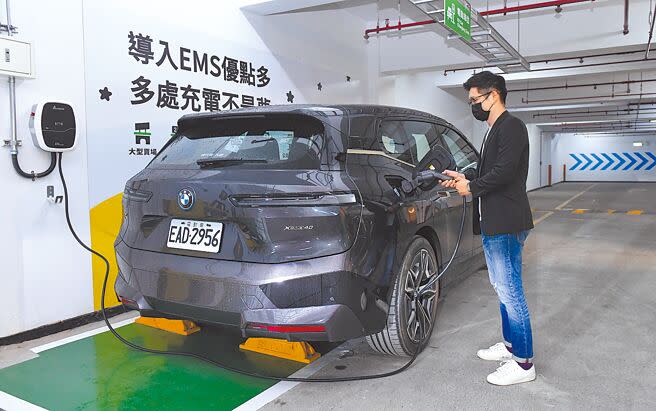 台電推出展示電動車專用電表整合充電設施，搭配EMS電能管理系統等，未來可引導電動車充電營運商行業產生，有機會免費幫社區大樓安裝。（本報資料照片）