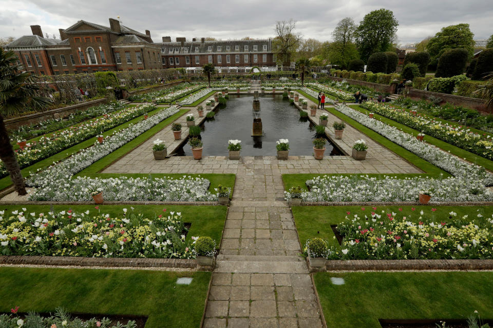 Der „White Garden“ im Kensington Palace erinnert mit 12.000 Blumen an die vor 20 Jahren verstorbene Prinzessin Diana. (Bild: AP Photo/Matt Dunham)