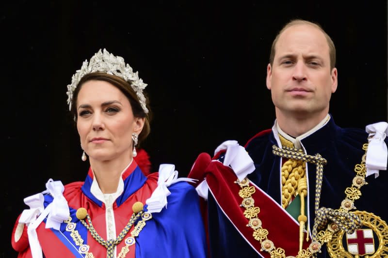2023年5月6日，英王查理三世完成加冕儀式後，與其他王室成員在白金漢宮的陽台上向民眾揮手致意。圖為威廉王子與凱特王妃。（美聯社）
