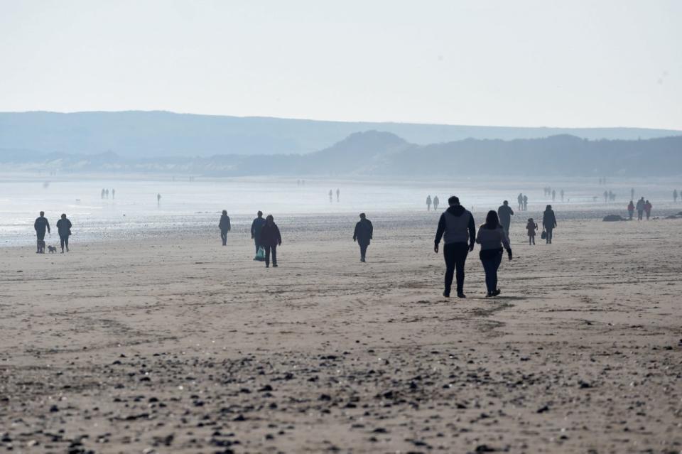 Menschen im Sonnenschein am South Beach, Tenby, Pembrokeshire, Wales, Großbritannien, am 25. Februar 2019. Bild: REUTERS/Rebecca Naden