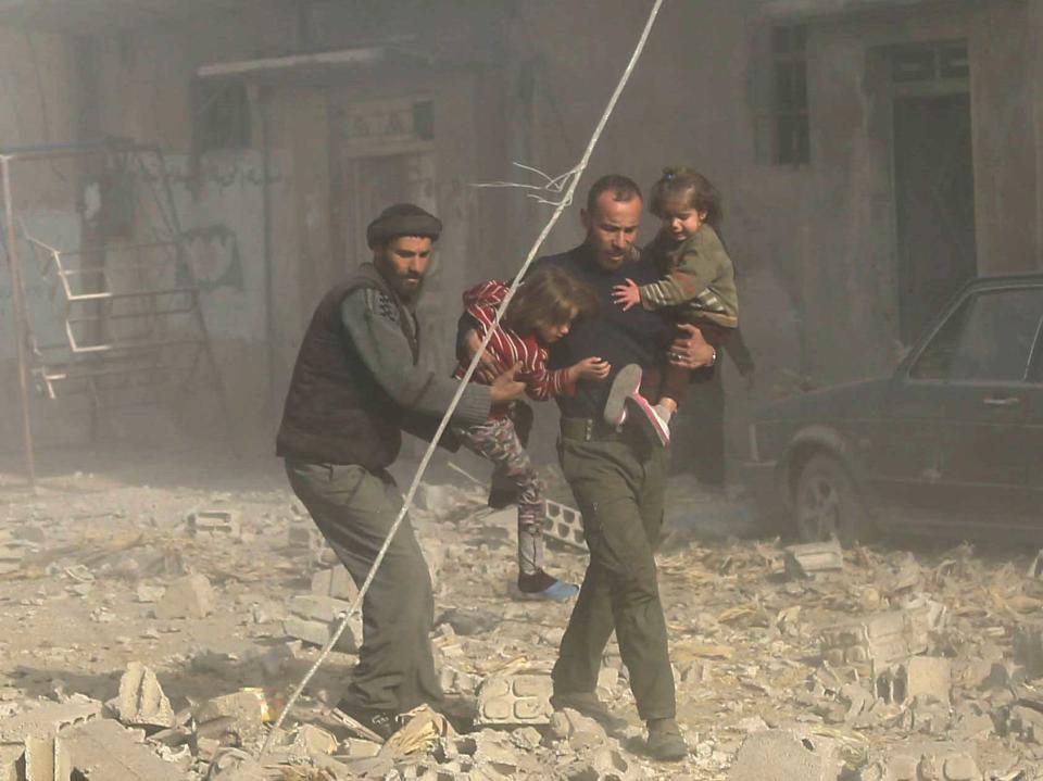 <p>Zwei Syrer flüchten mit ihren Kindern auf einer Straße voller Trümmer. Erneut wurde ein Wohngebiet in Damaskus von Luftangriffen des Assad-Regimes heimgesucht, obwohl der Bezirk Ost-Ghouta eigentlich zu einer der vier Sicherheitszonen in Syrien gehört. (Bild: ddp Images) </p>