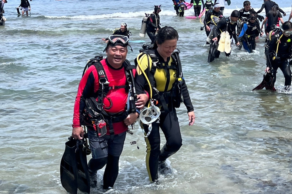 臺東縣綠島鄉公館國小海底畢業典禮家長也一起下水參與