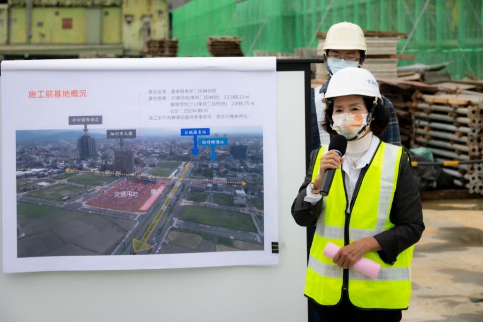 宜蘭縣長林姿妙前往羅東轉運站新建工程工地視察，她說，工程進度超前，全新羅東轉運站將於明年進行新舊站營運轉換並啟用。（宜縣府提供）