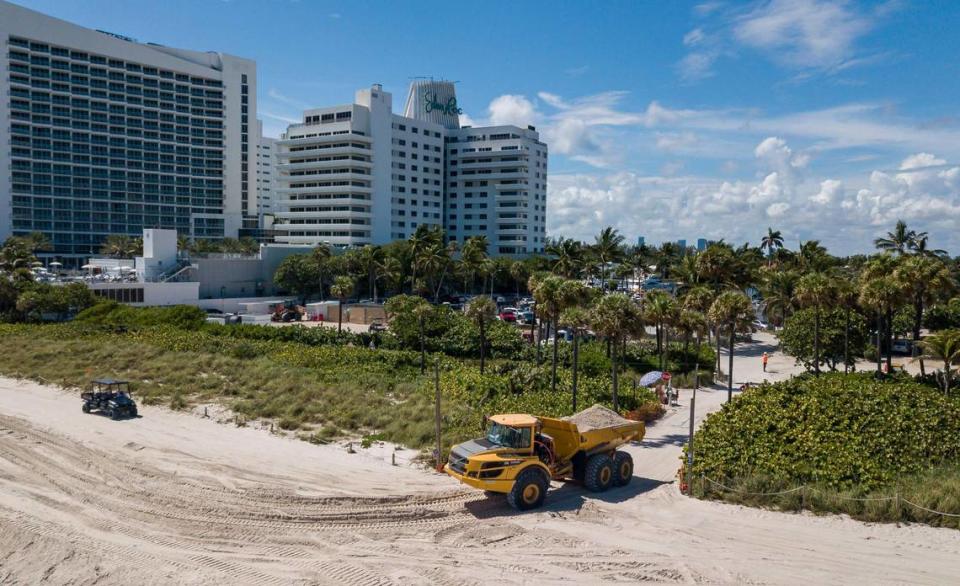 Un camión cargado de arena sale de Collins Avenue para restaurar un tramo de playa cerca de Indian Beach Park el miércoles 12 de octubre de 2022, en Miami Beach, Florida.