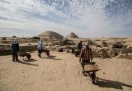 Egipto espera que estos descubrimientos ayuden a reactivar el turismo. A finales de 2021 está previsto que se inaugure el Gran Museo Egipcio en la meseta de Giza, donde se encuentran las famosas pirámides del mismo nombre. (Foto: Khaled Desouki / AFP / Getty Images).