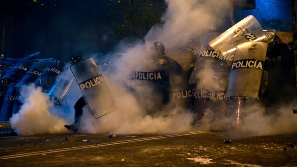 Hubo enfrentamientos con los cuerpos de seguridad, que reprimieron las protestas usando gases lacrimógenos y lanzando perdigones.