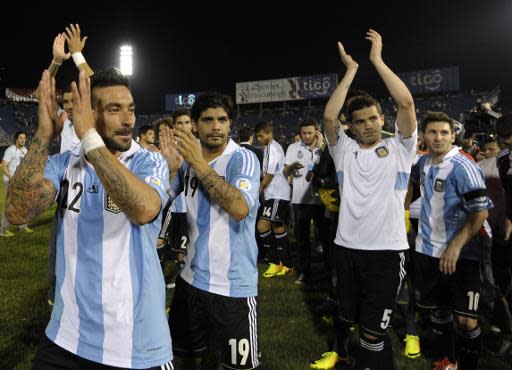 Los jugadores de la selección argentina celebran su clasificación matemática para el Mundial, tras vencer a Paraguay en Asunción, el 10 de septiembre (AFP | Juan Mabromata)