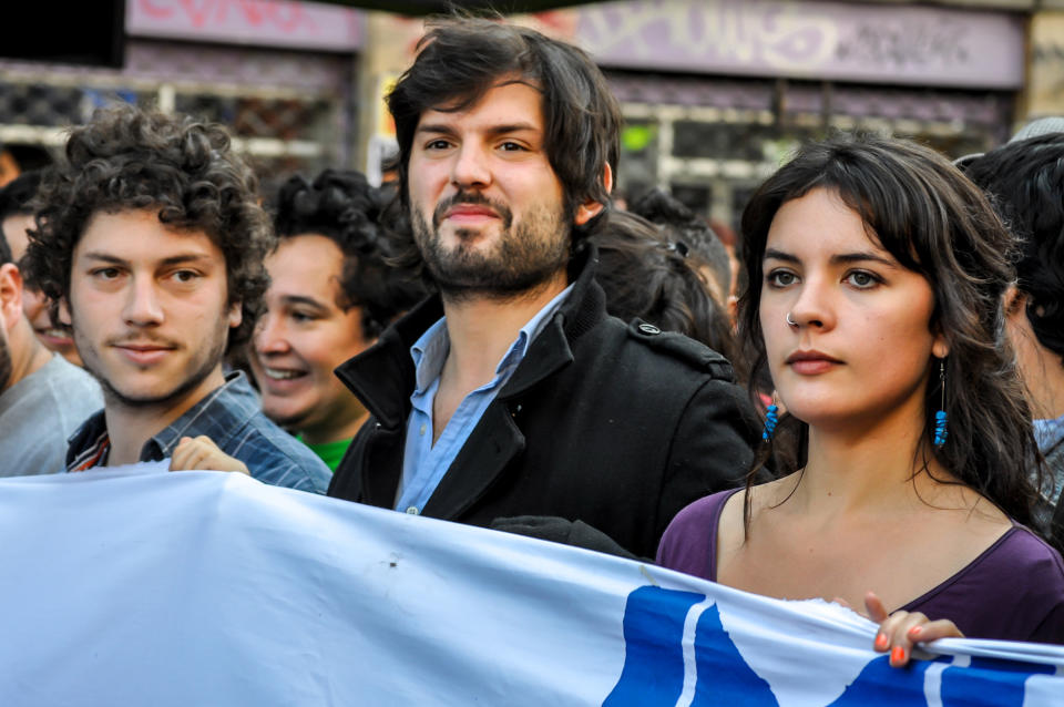 Boric en 2012 con líderes estudiantiles, incluida la futura vocera oficial Camila Vallejo, a la derecha.<span class="copyright">Fernando Lavoz—NurPhoto/Getty Images</span>