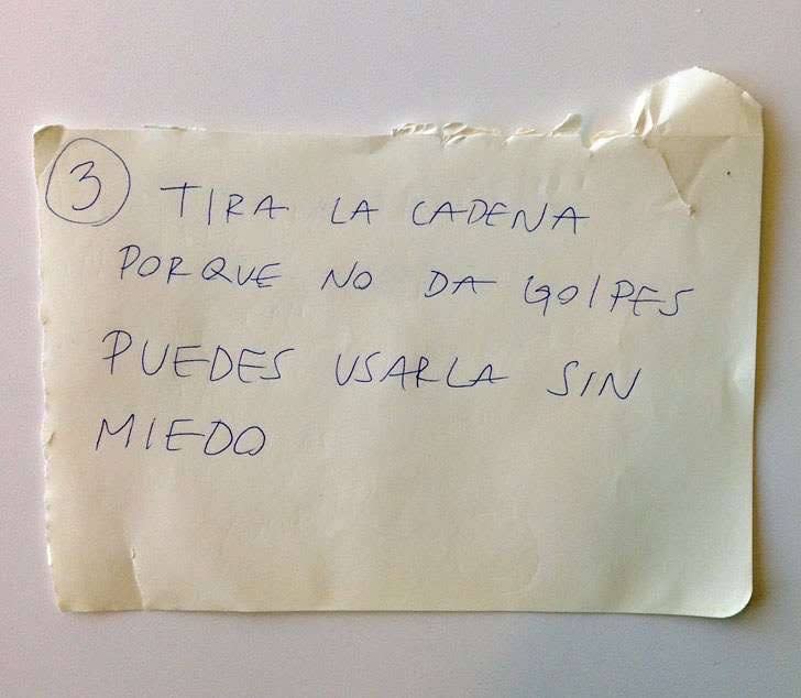 Pese a que están escritos en español, la mujer que escribió estas normas es de origen brasileño, según reportó el portal Mott, que dio a conocer estas fotos.