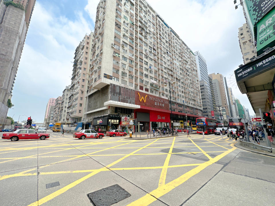 鄧成波家族持有的油麻地彌敦道525至543A號商場，近日委託高力代理放售，市值約7.2億元。