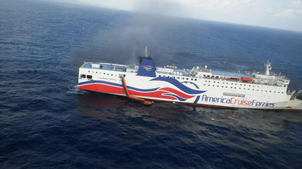 La Guardia Costera de Estados Unidos y equipos locales rescataron a la mayoría de los 512 pasajeros y tripulantes de la embarcación de American Cruise Ferries, que ardía a algo más de 3 kilómetros de San Juan, capital de Puerto Rico, dijo la Guardia Costera en un comunicado. Texto y foto: Reuters