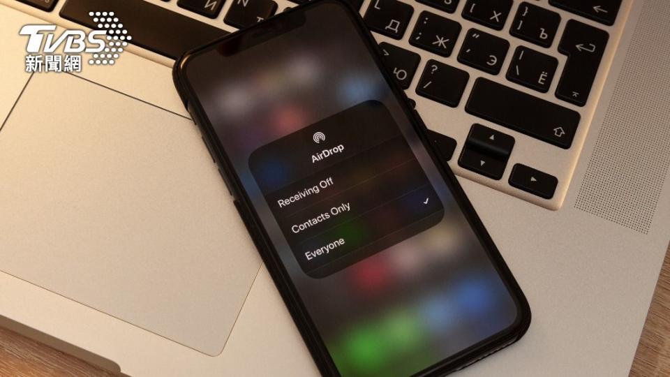 網友說年輕族群用AirDrop似乎是主流。（示意圖／shutterstock達志影像）
