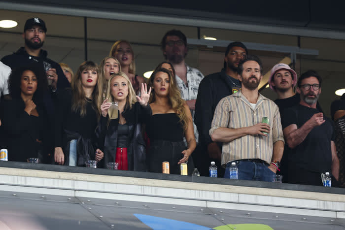 Hugh Jackman con Ryan Reynolds, Blake Lively  y Taylor Swift