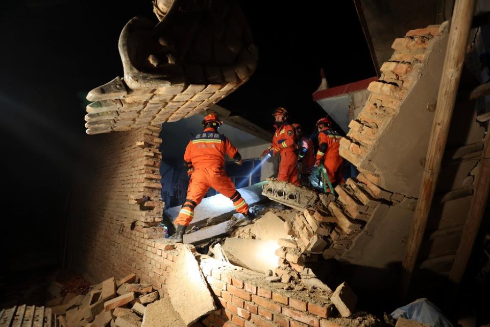 中國甘肅18日深夜發生規模6.2強震，死亡人數增至131人，為9年來死傷最慘重的地震災情。甘肅省的房屋毀損高達15萬5千多棟。美聯社