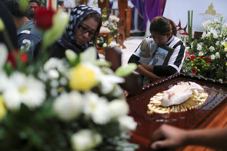 Relatives of a man who died in an explosion of a fuel pipeline ruptured by oil thieves react during a funeral mass at a church in the municipality of Tlahuelilpan, state of Hidalgo, Mexico January 21, 2019. REUTERS/Mohammed Salem