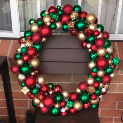 A mum has revealed exactly how she made this awesome Christmas wreath. Photo: Facebook