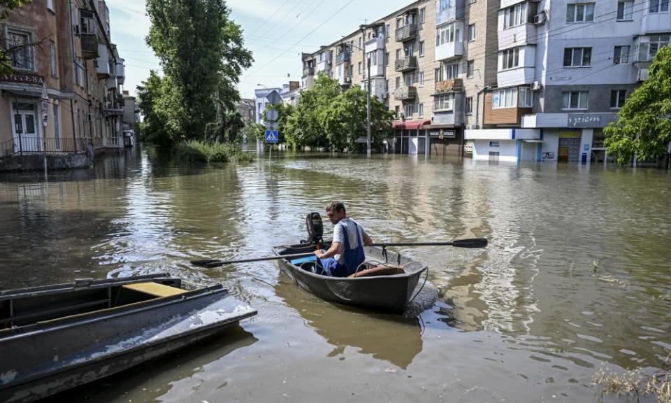 Evacuations continue from Kherson after flooding from the dam breach. Photograph: Ercin Erturk/Anadolu Agency via Getty