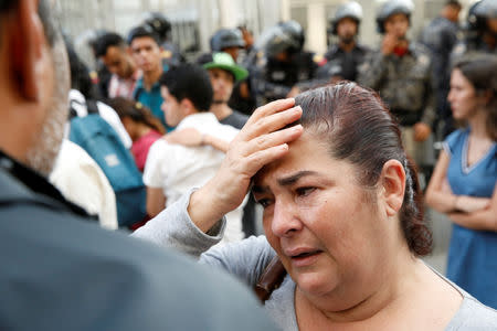 Mourners of the municipal lawmaker Fernando Alban react outside the headquarters of Bolivarian National Intelligence Service (SEBIN) in Caracas, Venezuela October 8, 2018. REUTERS/Carlos Garcia Rawlins