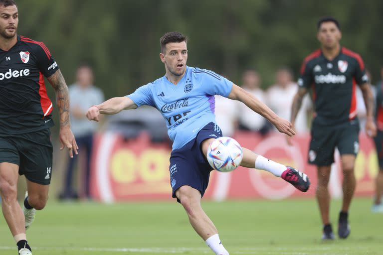 Giovani Lo Celso remata ante las miradas de Leandro González Pirez y Enzo Pérez; la selección argentina y River jugaron un amistoso en el predio de Ezeiza