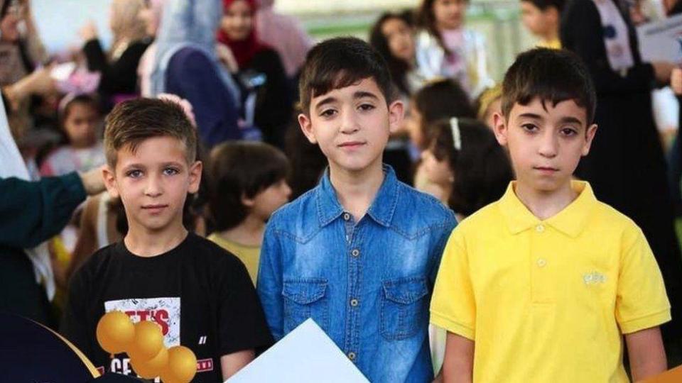 Tres jóvenes reciben premios en la escuela