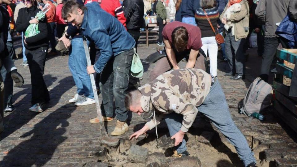 Los residentes levantan los adoquines de Pusher Street como símbolo de su combate contra las bandas narco. 