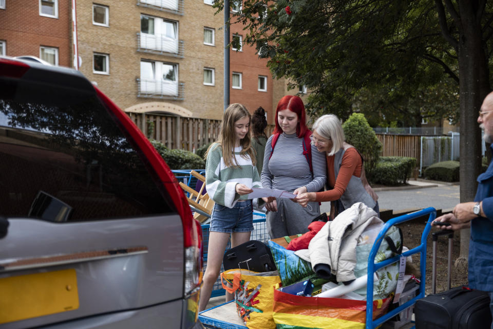 Student with family moving their things into college