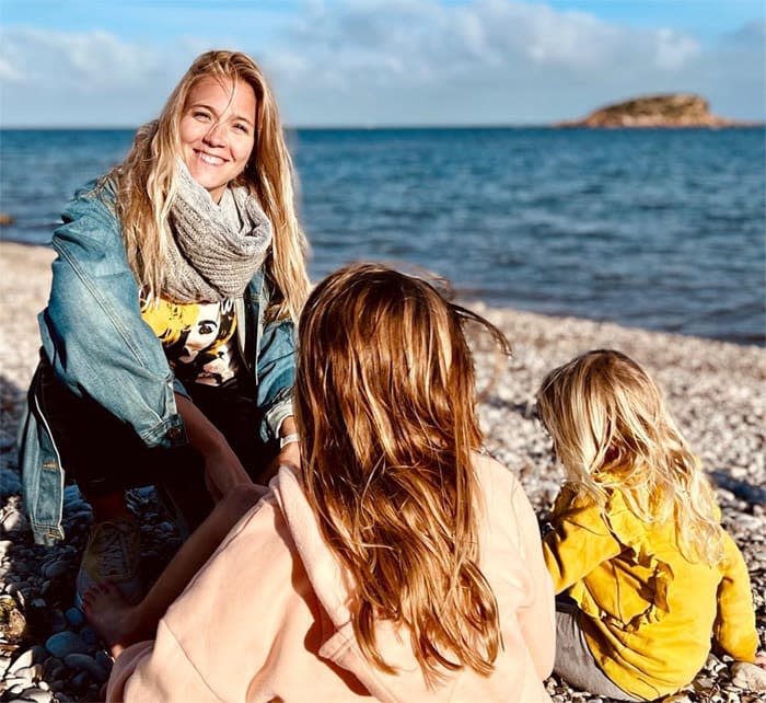 Patricia Montero con sus hijas