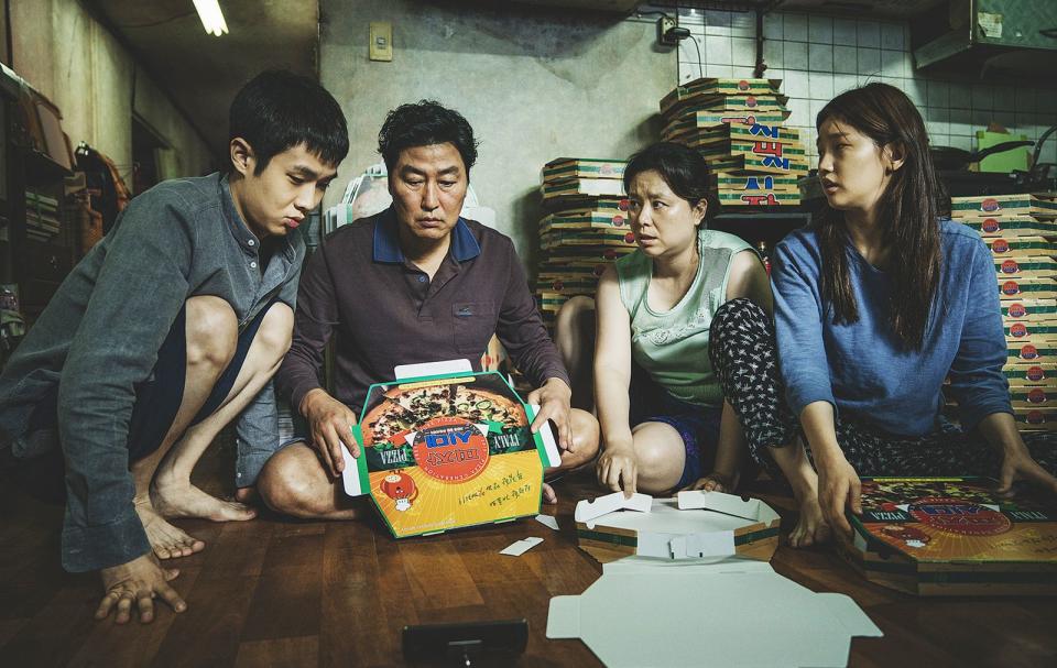 <p>Bong Joon-hos gefeiertes Werk "Parasite" (Paramount+) über die bitterarme Familie Kim, die sich mit List bei den reichen Parks einschleicht, heimste neben mehr als 150 internationalen Filmpreisen auch vier Oscars ein. Das Drama schaffte das Kunststück sowohl den "Auslands-Oscar" als auch den Preis für den besten Film einzuheimsen - bisher einmalig in der Oscar-Geschichte. (Bild: Koch Films)</p>