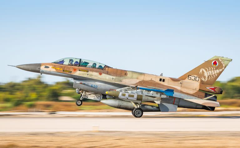 Aviones de combate despegando este miércoles para atacar a los terroristas de Hamas