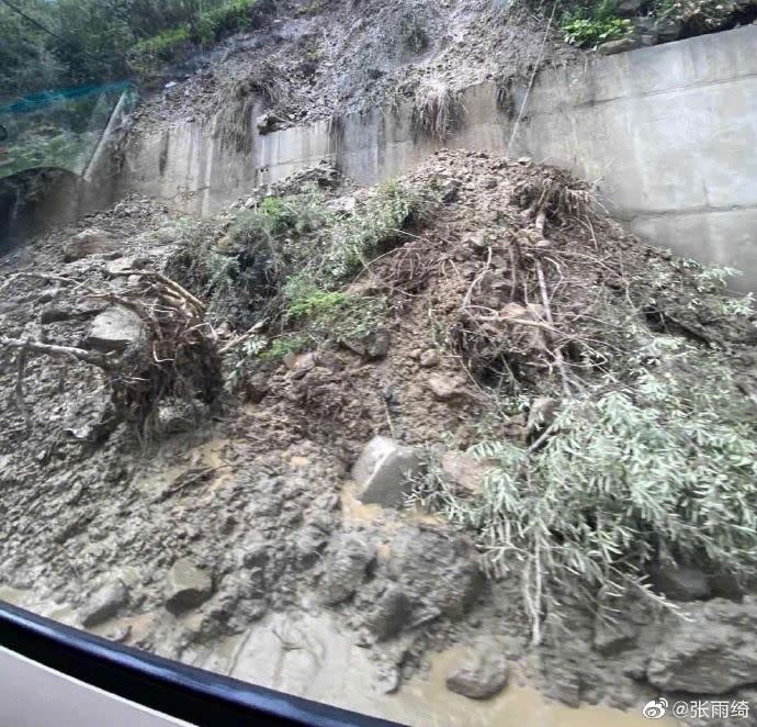 張雨綺遇到土石流。（圖／翻攝自微博）