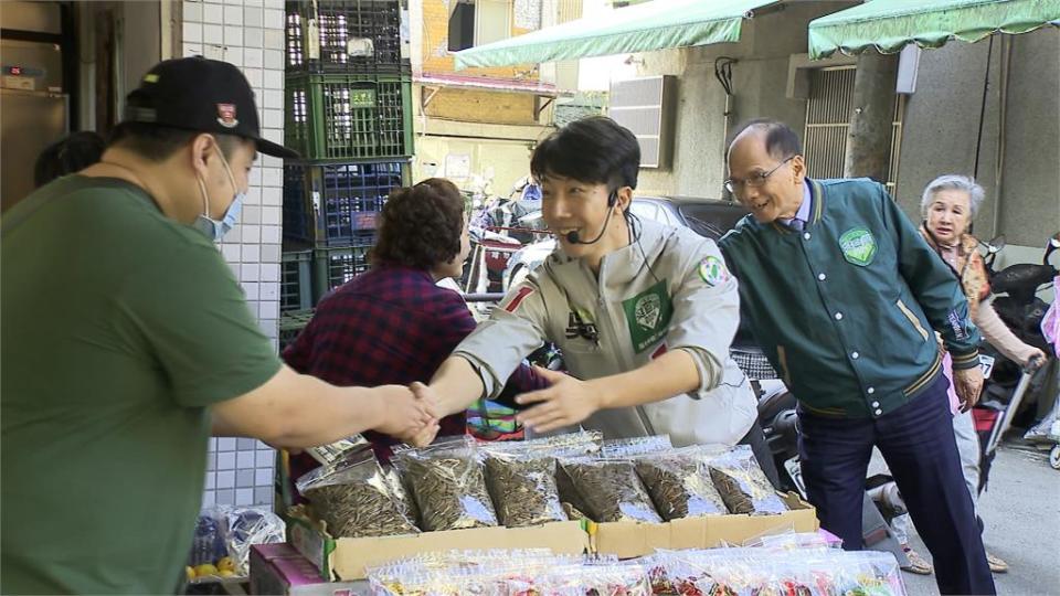 選前黃金週！游錫堃陪同拜票　吳崢掃街民眾搶合照展高人氣