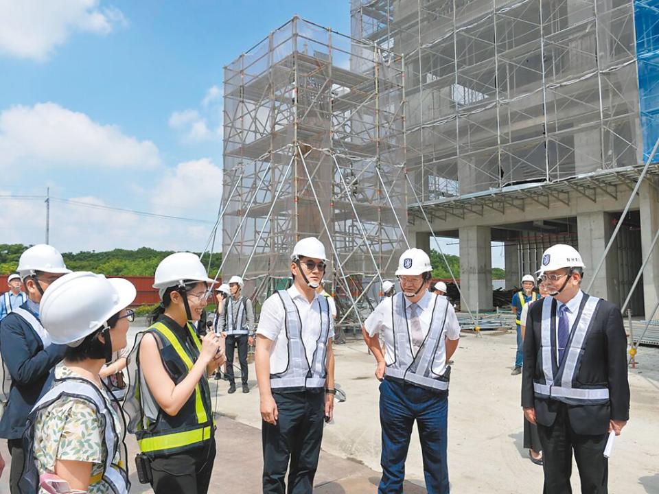 位於雲林縣虎尾鎮的「國家級高齡醫學暨健康福祉研究中心」，預計明年底人員進駐，立委劉建國（前右三）、衛福部長邱泰源（前右二）等人4日前往工地現勘，了解相關工程進度。（張朝欣攝）