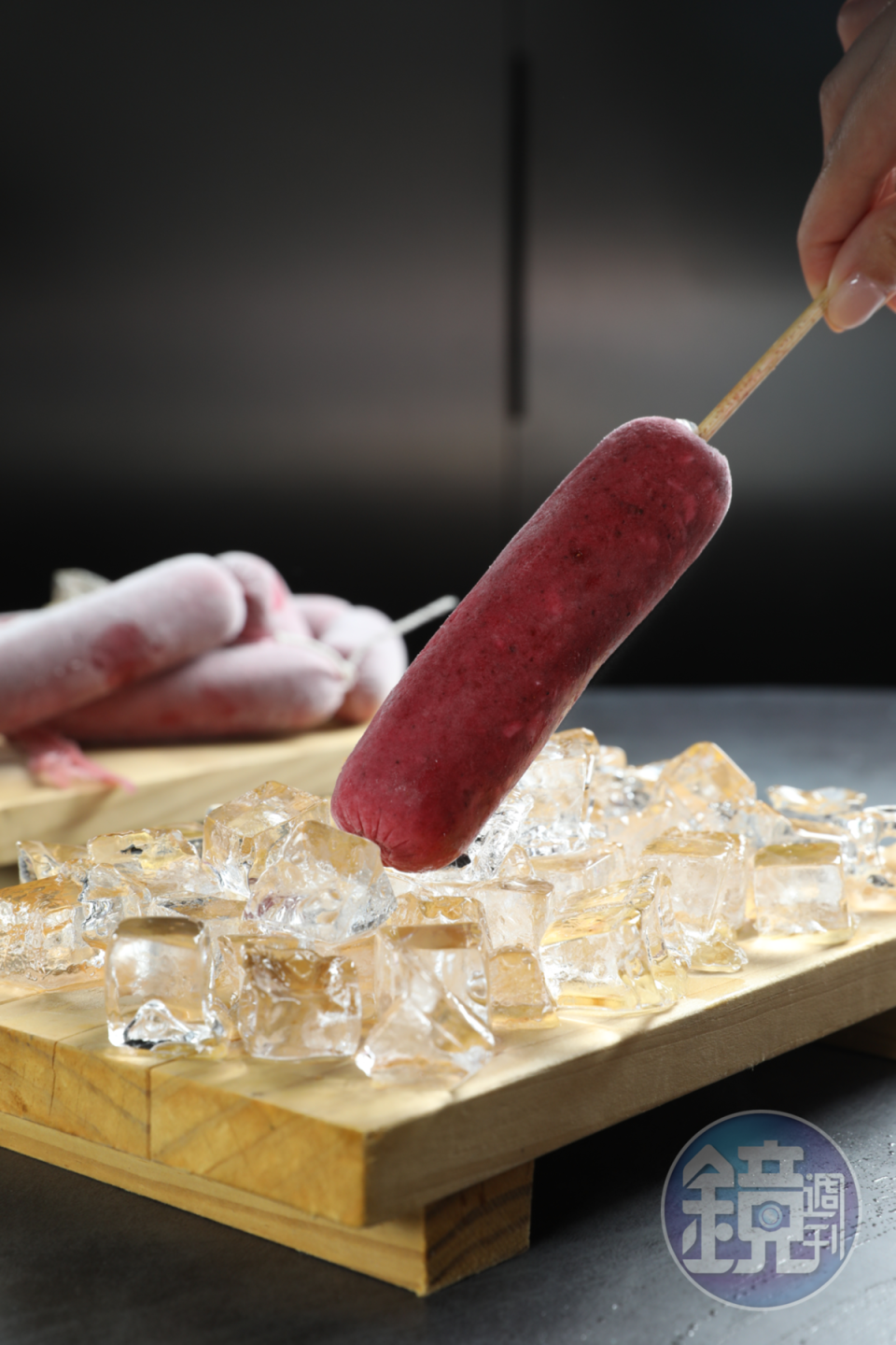 「台灣冰王」李豫特別打造的「台灣冰腸」，本人是莓果雪酪冰棒，視覺上好促咪，讓人邊吃邊想笑。（120元／根）
