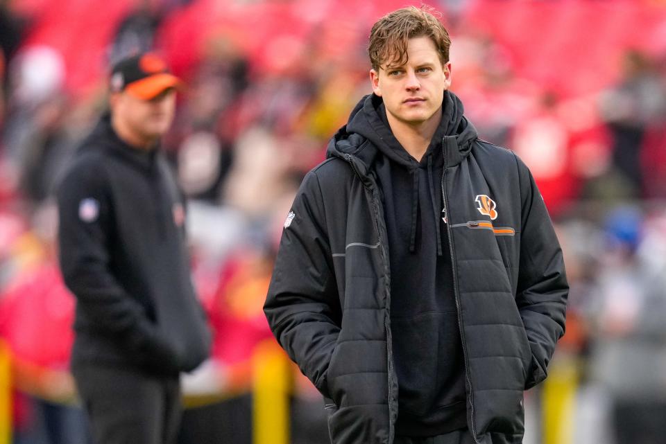 Injured Cincinnati Bengals quarterback Joe Burrow continued to the team from the sidelines.