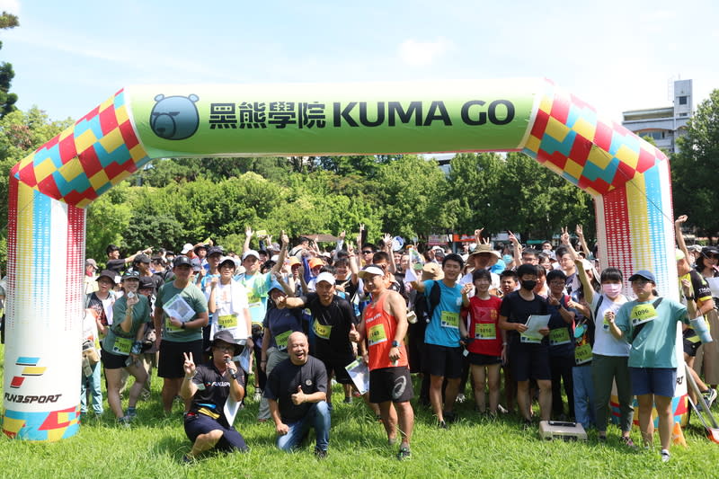 「黑熊定向解謎挑戰賽」台北舉行（1） 黑熊學院29日在台北榮星花園舉辦「黑熊定向解謎挑 戰賽」，黑熊學院執行長朱福銘（蹲者左2）與參與 者一同合影留念。 中央社記者趙世勳攝　113年6月29日 