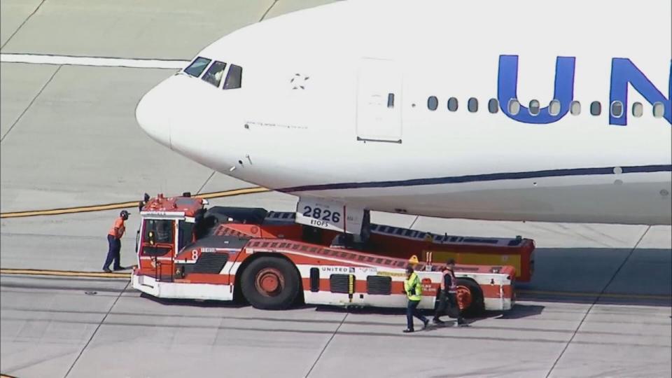 PHOTO: A United Airlines flight that lost a portion of its landing gear tire is diverted to Los Angeles International Airport, March 7, 2024. (KABC)