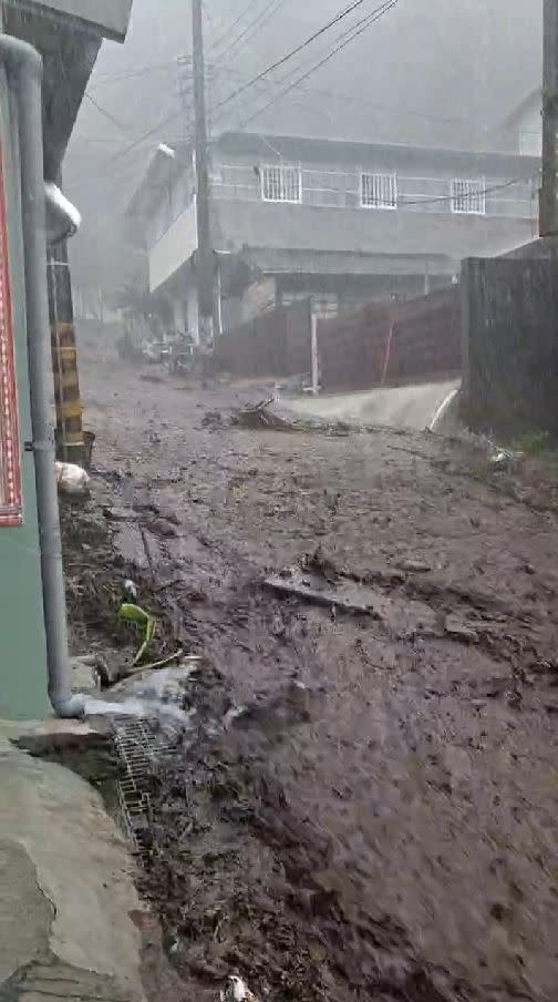 南投仁愛鄉都達村爆發土石流，200多戶全停電，上午10點30分開始緊急撤離居民。(圖／翻攝畫面)