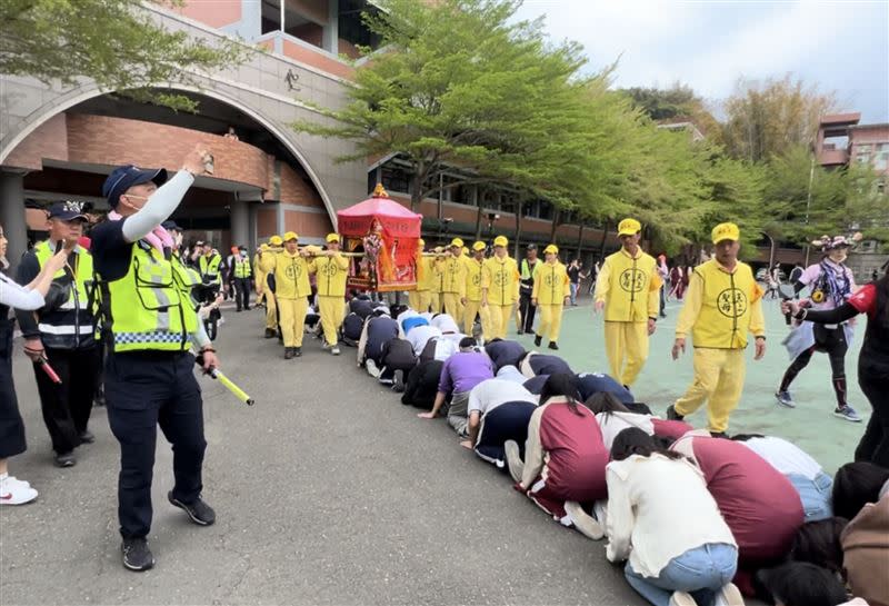 師生們鑽轎底。（圖／記者林瓊玉攝影）