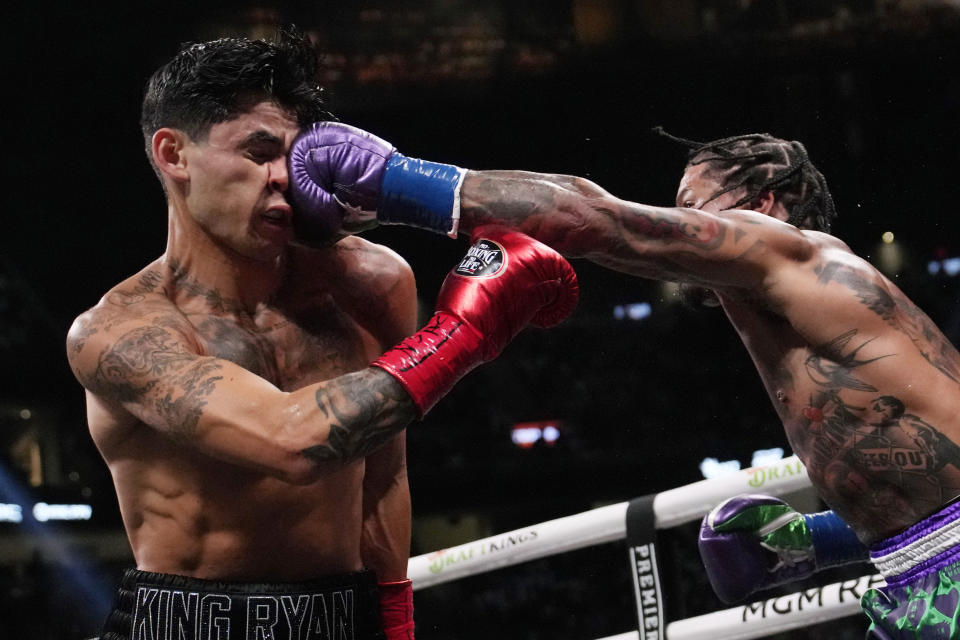 Gervonta Davis conecta un golpe de izquierda a Ryan García durante una pelea de boxeo de peso ligero el sábado 22 de abril de 2023 en Las Vegas. (Foto AP/John Locher)